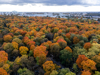 Warszawa, panorama miasta widoczna z okolicy Starych Powązek, jesień © hunter76