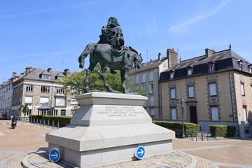 Statue équestre représentant le Général Lariboisière, au centre de la place du général Lariboisière, ville de Fougères, département d'Ille et Vilaine, Bretagne, France