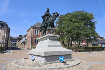Statue équestre représentant le Général Lariboisière, au centre de la place du général Lariboisière, ville de Fougères, département d'Ille et Vilaine, Bretagne, France