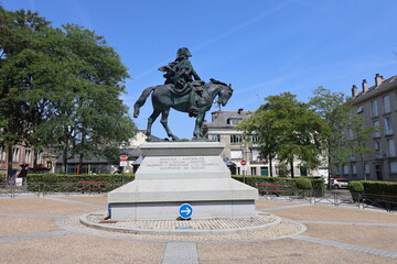 Statue équestre représentant le Général Lariboisière, au centre de la place du général Lariboisière, ville de Fougères, département d'Ille et Vilaine, Bretagne, France