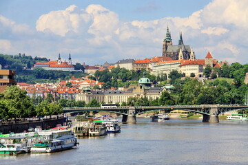 Obraz premium Panoramic view of Prague with the iconic Prague Castle and St. Vitus Cathedral