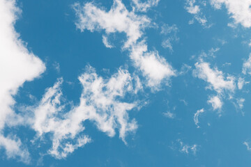 Ciel Bleu et Nuages Cirrus Dispersés