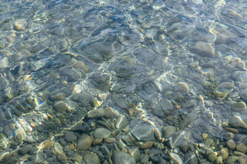 Lit du lac Léman à travers l’eau claire