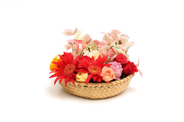 様々な花が挿されたカゴ