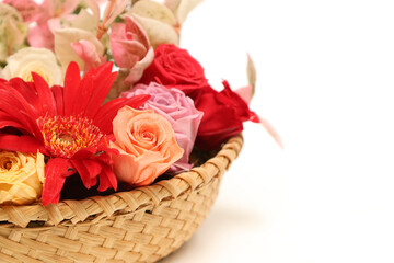 様々な花が挿されたカゴ