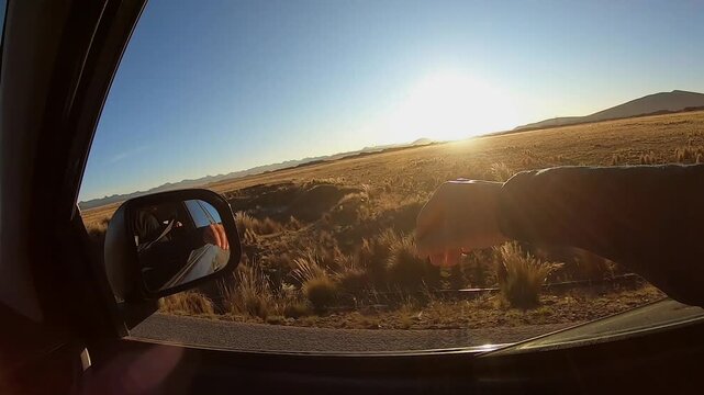 Joven viajando en auto al atardecer  libertad, naturaleza y estilo de vida.Viaje por carretera al sol radiante