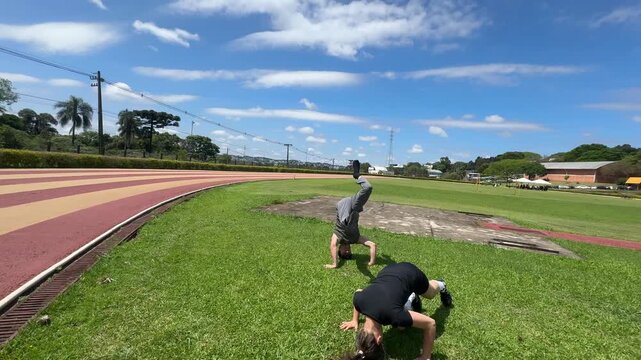 casal treina capoeira ao ar livre 
