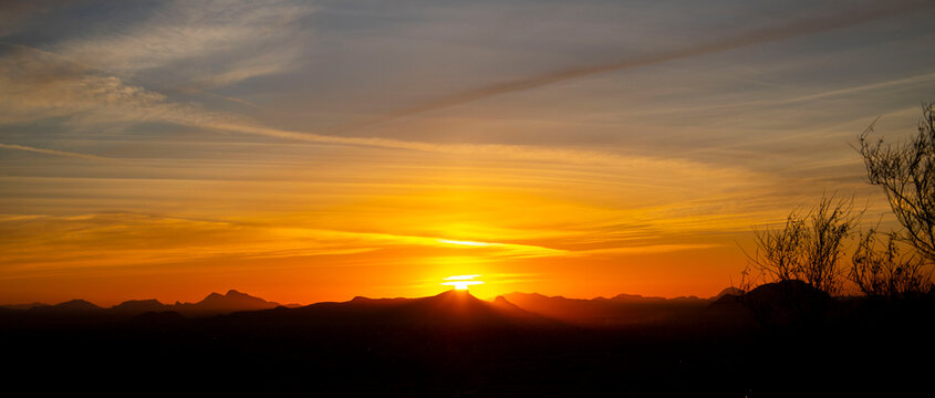Atardecer, ciluetas de monta&ntilde;as, horizonte naranja, 