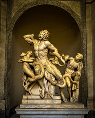 Obraz premium Statue in einer Ausstellung