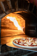 Pizza artesanal cocida en horno de barro y ladrillo