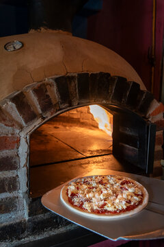 Pizza artesanal cocida en horno de barro y ladrillo