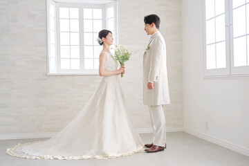Fototapeta premium 向かい合う新郎新婦 全身