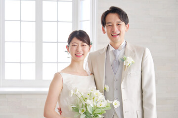 花嫁と花婿　笑顔　ポートレート　カメラ目線