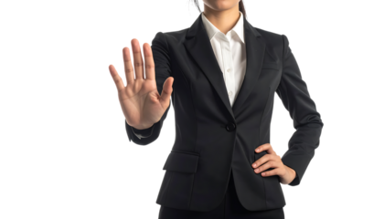 ビジネスウーマンが片手を上げてストップサインを示すジェスチャー｜背景なし・透過PNG・コピースペース