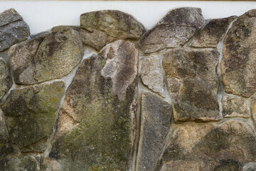 白い壁と経年で風合いの出た石垣。伝統的な日本建築の背景用素材