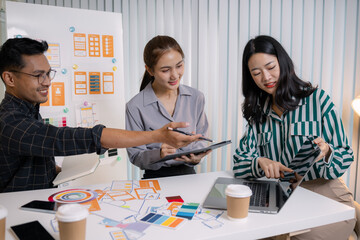 Obraz premium UX/UI designers presenting their final design project to the team, showcasing app interface screens and explaining user experience strategies in a professional creative office environment.