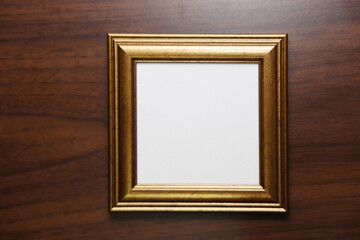 木製の壁に金色のフレーム