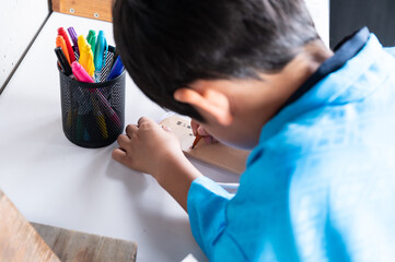 絵馬を書く男の子　七五三詣