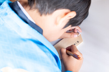 絵馬を書く男の子　七五三詣