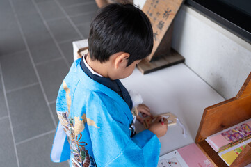 絵馬を書く男の子　七五三詣
