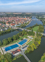Obraz premium Blick über die Mond-Insel im Main auf Kitzingen in Unterfranken