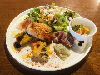 スペイン料理系の前菜の盛り合わせ