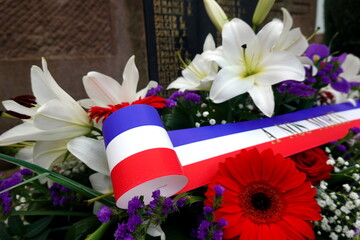 Couronne de fleurs tricolores du 11 novembre © InoStudiox