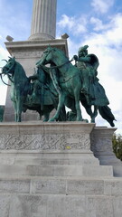 Obraz premium statue, sculpture, monument, architecture, europe, sky, landmark, history, travel, tourism, art, culture, stone, city, building, old, palace