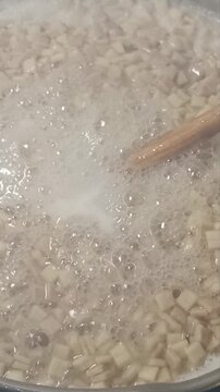 Cuisson des crozets savoyards dans l&rsquo;eau bouillante