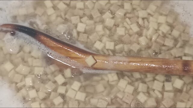 Cuisson des crozets savoyards dans l&rsquo;eau bouillante