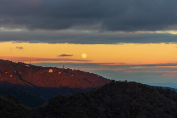 日本の風景・冬　兵庫県神戸市　掬星台から見る夕暮れ時の満月