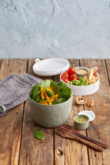 Spinach Salad with Avocado and Bell Pepper