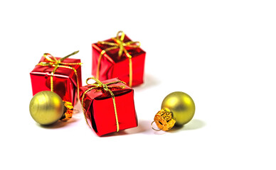 Geschenkepäckchen vor weißem Hintergrund