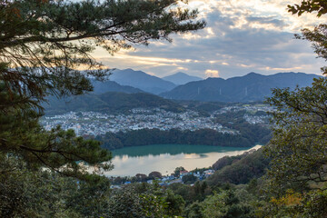 山から見下ろした大きな湖
