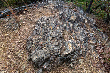 硬くて鋭い岩肌