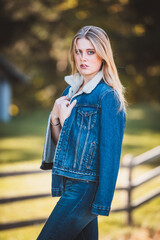 Junge blonde Frau