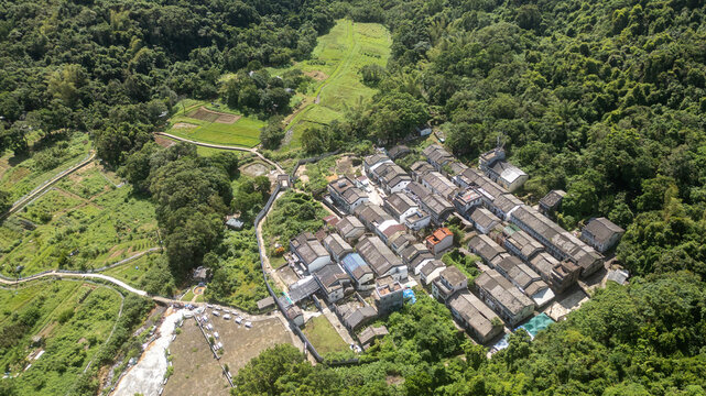 Lai Chi Wo is a Hakka village near Sha Tau Kok, in the northeastern New Territories of Hong Kong. 400 years ago before the Hakka people settled there.