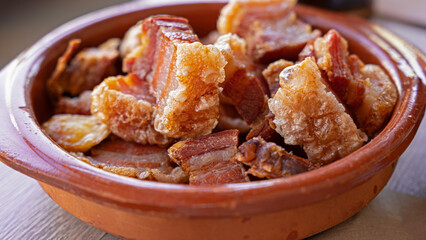 Clay pot with crispy torreznos