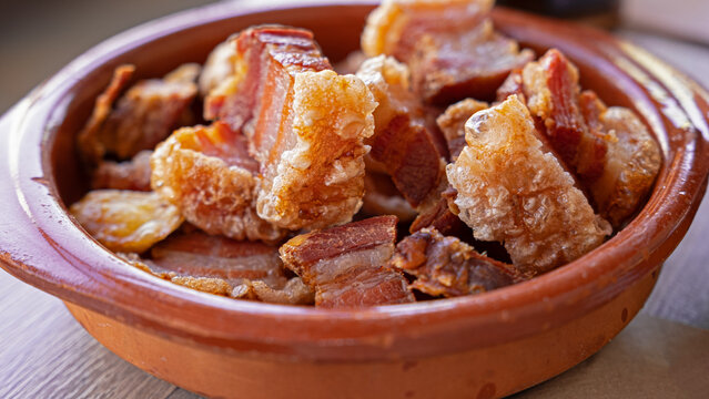 Clay pot with crispy torreznos