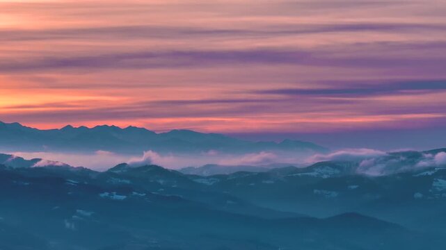 Zoom na Tatry i Pasmo Radziejowej o zmierzchu zimą.
