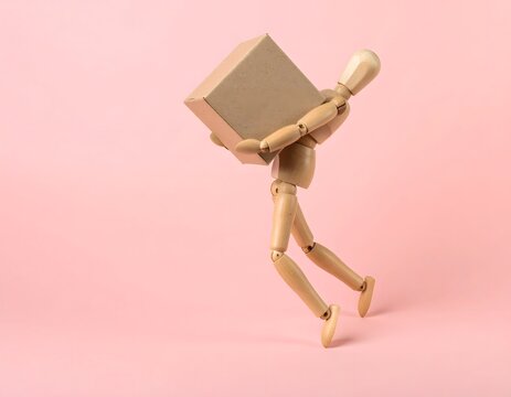 引越しで腰に負担、無理な体勢で荷物を運ぶ人形