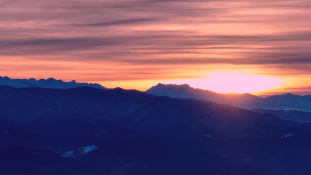 Zoom na Tatry i Pasmo Radziejowej o zmierzchu zimą.