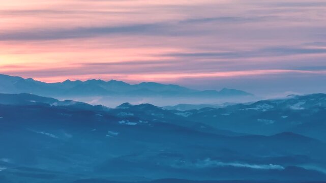 Zoom na Tatry i Pasmo Radziejowej o zmierzchu zimą.