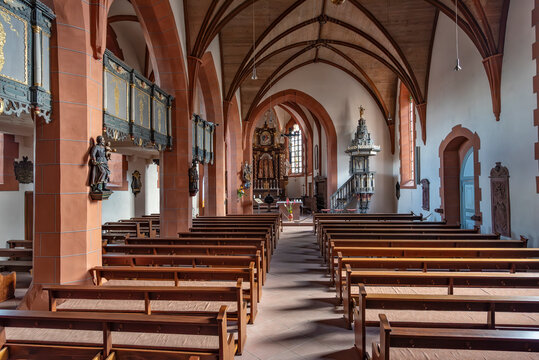 Menschenleerer Innenraum der Kirche St. Ursula in Oberursel, Hessen mit Altar, Altarraum, Apsis, Kanzel und Chor
