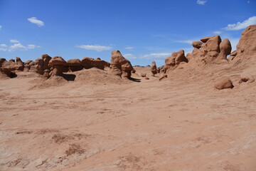 Blauer Himmel, Felsen und Wolken im Goblin Valley State Park