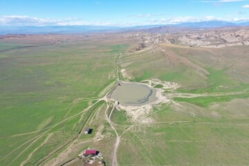 Udabno – Dorf in Georgiens Steppe aus der Luft mit Drohne