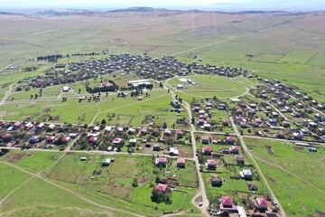 Udabno – Dorf in Georgiens Steppe aus der Luft mit Drohne
