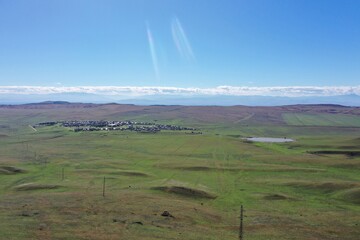 Udabno – Dorf in Georgiens Steppe aus der Luft mit Drohne