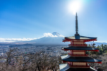 Fototapeta premium The Chureito Pagoda in Arakurasan Sengen Park and Mount Fuji seen behind it