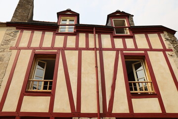 Bâtiment typique, vue de l'extérieur, village de Rochefort en Terre, département du Morbihan, Bretagne, France
